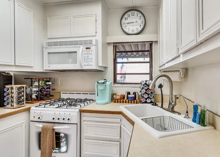 Dock & Access: Cozy Havasu Home! *