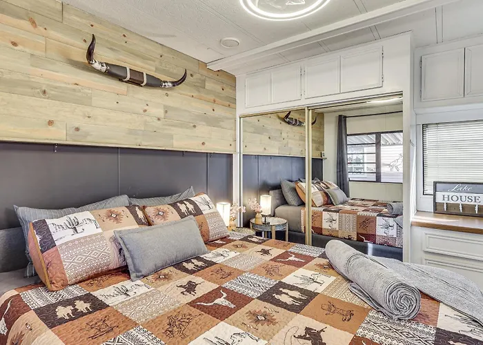 Dock & Access: Cozy Havasu Home!